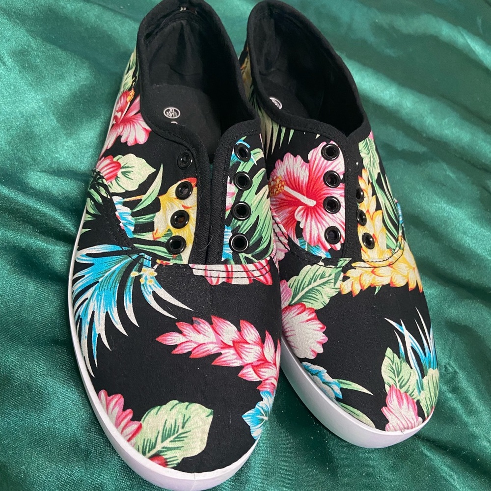 Charles Albert Woman’s Lace Up Canvas Shoe Size 10/11 Tropical Floral Pattern